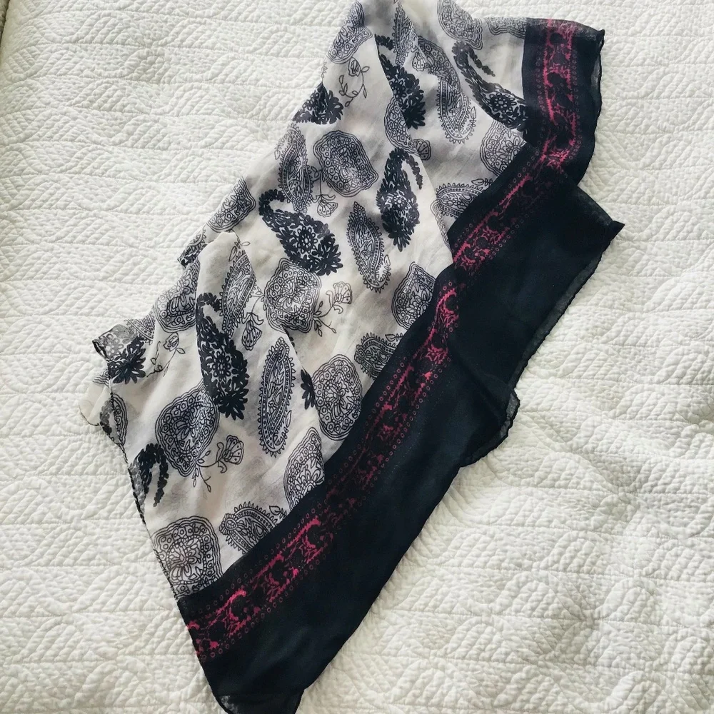 Large gorgeous scarf in black, white and red with paisley pattern 92 x 129cm - Picture 5 of 5